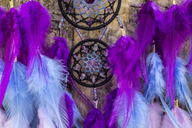 El yapımı rüya yakalayıcı iple asılı tüyler konu ve boncuk