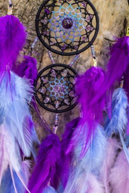 El yapımı rüya yakalayıcı iple asılı tüyler konu ve boncuk