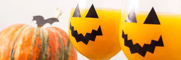 Banner jesień pomarańczowy koktajl dyni z Halloween wystrój na stole — Zdjęcie stockowe