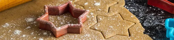 Nápis-vánoční perlový sušenky s válcováním na tmavém pozadí — Stock fotografie