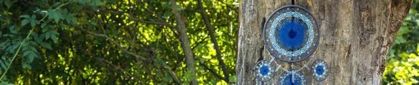 Banner de atrapasueños hecho a mano con hilos de plumas y colgante de cuerda de cuentas —  Fotos de Stock