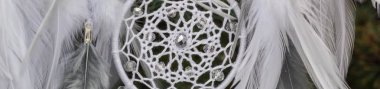 El yapımı Rüya yakalayıcı tüyler konu ve boncuk iple asılı bayrağı
