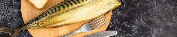 Banner of Smoked mackerel without head with fork knife cutting board bread on black background. copyspace top view — Stock Photo, Image