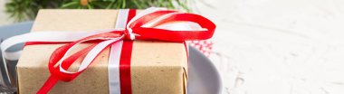 Beyaz masa üzerinde plaka hediye ile Noel masa ayarı Banner. Xmas kavramı üst görünümü