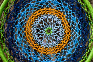 El yapımı rüya yakalayıcı iple asılı tüyler konu ve boncuk