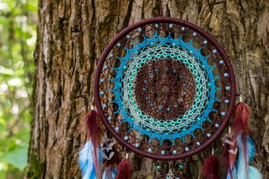 El yapımı rüya yakalayıcı iple asılı tüyler konu ve boncuk