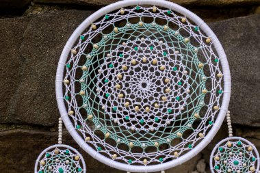 El yapımı rüya yakalayıcı iple asılı tüyler konu ve boncuk