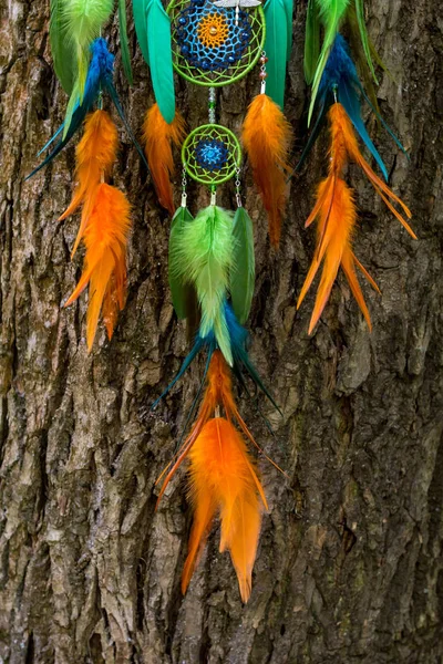 Atrapasueños hecho a mano con hilos de plumas y cuentas de cuerda colgando — Foto de Stock