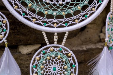 El yapımı rüya yakalayıcı iple asılı tüyler konu ve boncuk