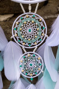El yapımı rüya yakalayıcı iple asılı tüyler konu ve boncuk