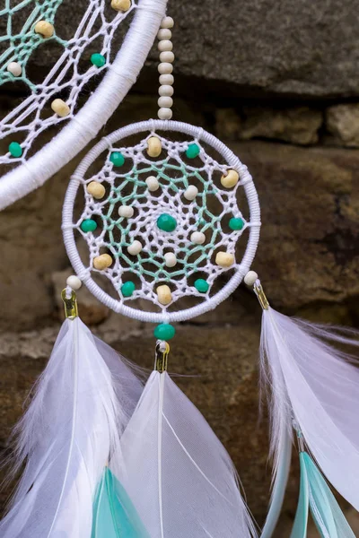 El yapımı rüya yakalayıcı iple asılı tüyler konu ve boncuk