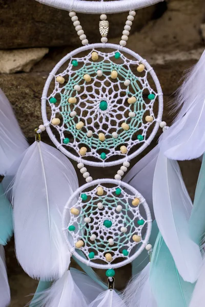 El yapımı rüya yakalayıcı iple asılı tüyler konu ve boncuk