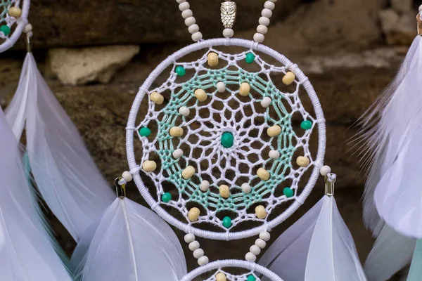 El yapımı rüya yakalayıcı iple asılı tüyler konu ve boncuk