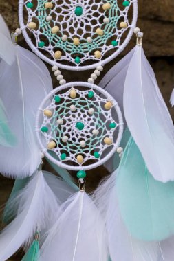 El yapımı rüya yakalayıcı iple asılı tüyler konu ve boncuk