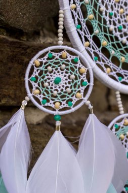 El yapımı rüya yakalayıcı iple asılı tüyler konu ve boncuk