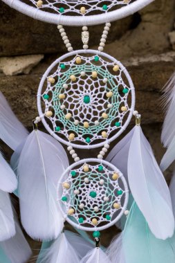 El yapımı rüya yakalayıcı iple asılı tüyler konu ve boncuk