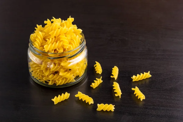 Deliciosos macarrones de pasta tradicional en espiral fusilli en el frasco de vidrio — Foto de Stock