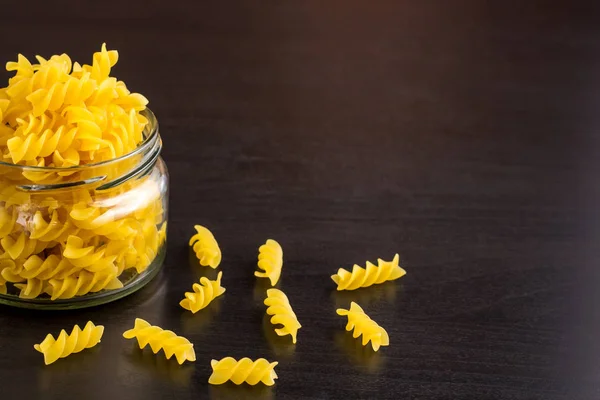 Deliciosos macarrones de pasta tradicional en espiral fusilli en el frasco de vidrio — Foto de Stock