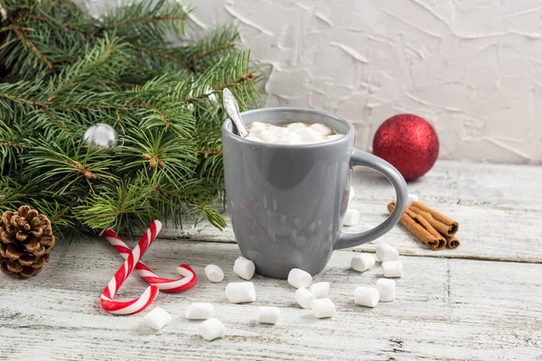 Зимний горячий напиток. Рождественский горячий шоколад или какао с зефиром на белом с рождественскими украшениями — стоковое фото