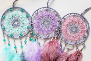 Tüyler iplikleri ve boncuk halat asılı el yapımı rüya yakalayıcı seti