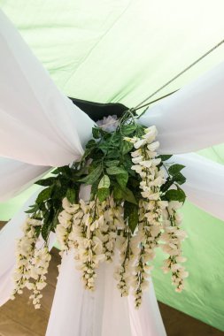 Düğün törenine hazırlanıyorum. Beyaz wisteria closeup dekor