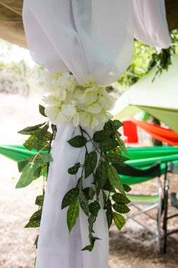 Düğün törenine hazırlanıyorum. Beyaz wisteria closeup dekor