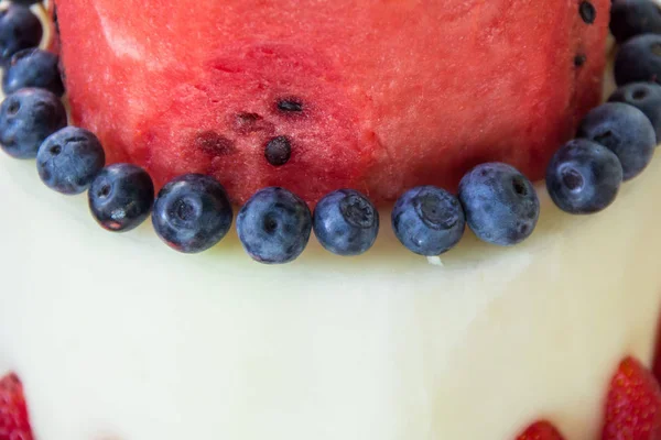 Torta di anguria e melone decorata con frutta per matrimonio — Foto Stock