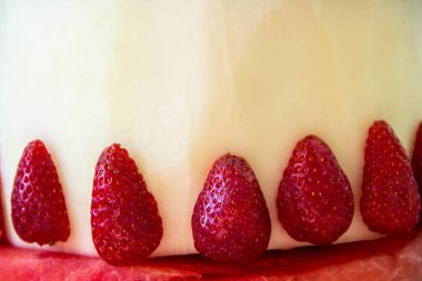 düğün için meyve ile süslenmiş karpuz ve kavun kek