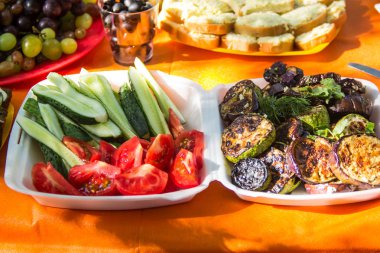 Patlıcan, kabak closeup ve taze domates salatalık dahil ızgara sebzeler