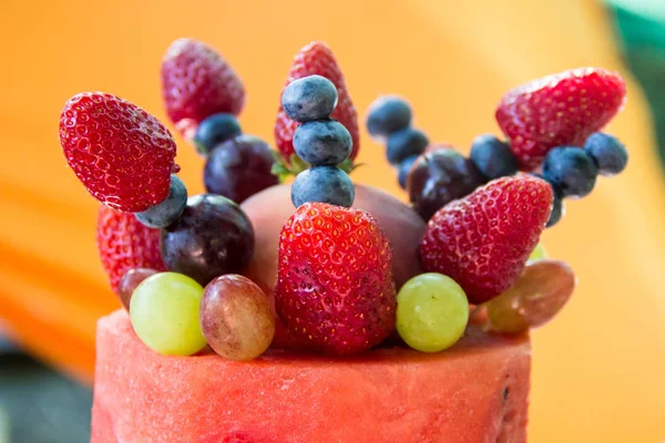 Torta di anguria e melone decorata con frutta per matrimonio — Foto Stock