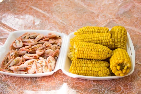 Поднос наполнен кукурузой и креветками. пикник на открытом воздухе — стоковое фото