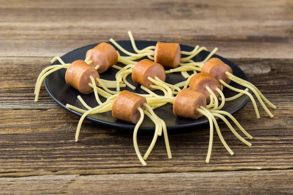 Spaghetti med korv i form av spindlar. Happy Kid mat för Halloween-fest — Stockfoto