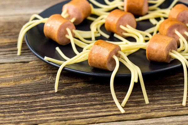 Spaghetti med korv i form av spindlar. Happy Kid mat för Halloween-fest — Stockfoto