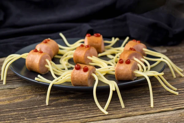 Spaghetti med korv i form av spindlar. Happy Kid mat för Halloween-fest — Stockfoto