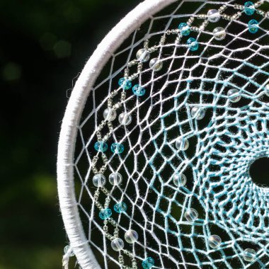 Tüy, deri, boncuk ve ipleri yapılmış Dreamcatcher