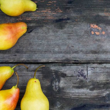 grunge ahşap arka plan üzerinde ev bahçe meyvelerden armut grup