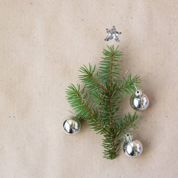 Julgran av fir grenar och silver dekorationer. Jul, vinter, nytt år koncept. Platt lekmanna, top view — Stockfoto