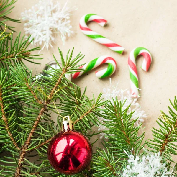 Fronteira festiva de Natal com bolas vermelhas e prateadas em ramos de abeto e flocos de neve no fundo bege rústico — Fotografia de Stock