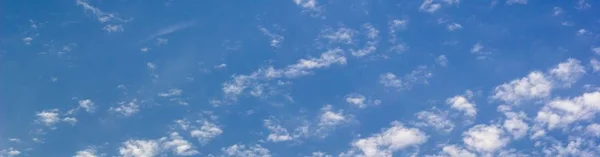 阳光明媚的蓝天与云的旗帜 — 图库照片