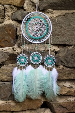El yapımı rüya yakalayıcı iple asılı tüyler konu ve boncuk