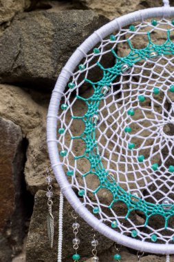 El yapımı rüya yakalayıcı iple asılı tüyler konu ve boncuk