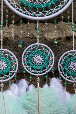 El yapımı rüya yakalayıcı iple asılı tüyler konu ve boncuk