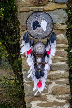 El yapımı rüya yakalayıcı iple asılı tüyler konu ve boncuk