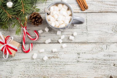 Kış sıcak içecek. Noel sıcak çikolata veya kakao ile beyaz Noel süslemeleri ile hatmi