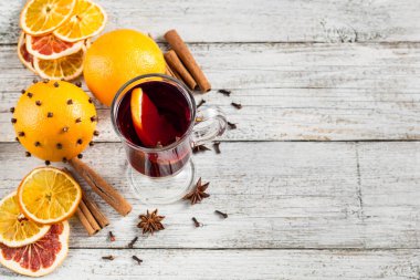 Beyaz ahşap masada portakal anason tarçın ile lezzetli mulled şarap Cam