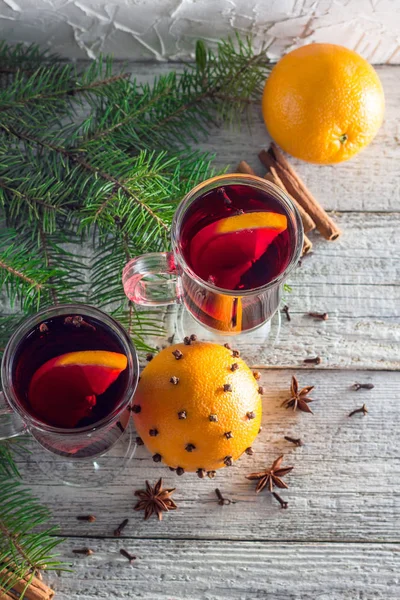 Vino caliente con especias de Navidad con canela naranja y anís sobre fondo de madera blanca — Foto de Stock