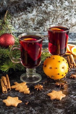 Zencefil bisküvi portakal tarçın karanfil anason ve karanlık masada köknar ağacı ile Noel mulled şarap