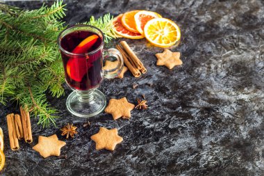 Zencefil bisküvi portakal tarçın karanfil anason ve karanlık masada köknar ağacı ile Noel mulled şarap