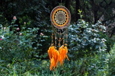 El yapımı rüya yakalayıcı iple asılı tüyler konu ve boncuk