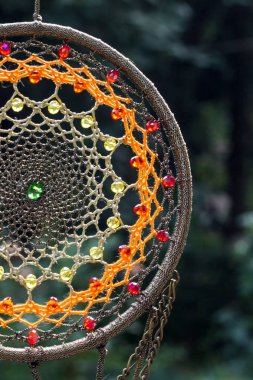 El yapımı rüya yakalayıcı iple asılı tüyler konu ve boncuk